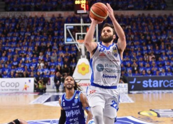 La Dinamo non si ferma, travolta Brindisi, Sassari avanti nei playoff scudetto