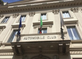 Lauda: bandiere a lutto in Aci Milano