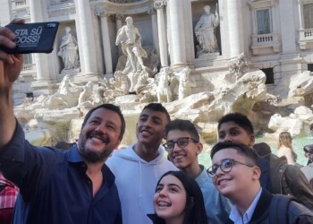 Le piazze lo fischiano, e i selfisti lo trollano: Salvini non è più il Re Mida dei social