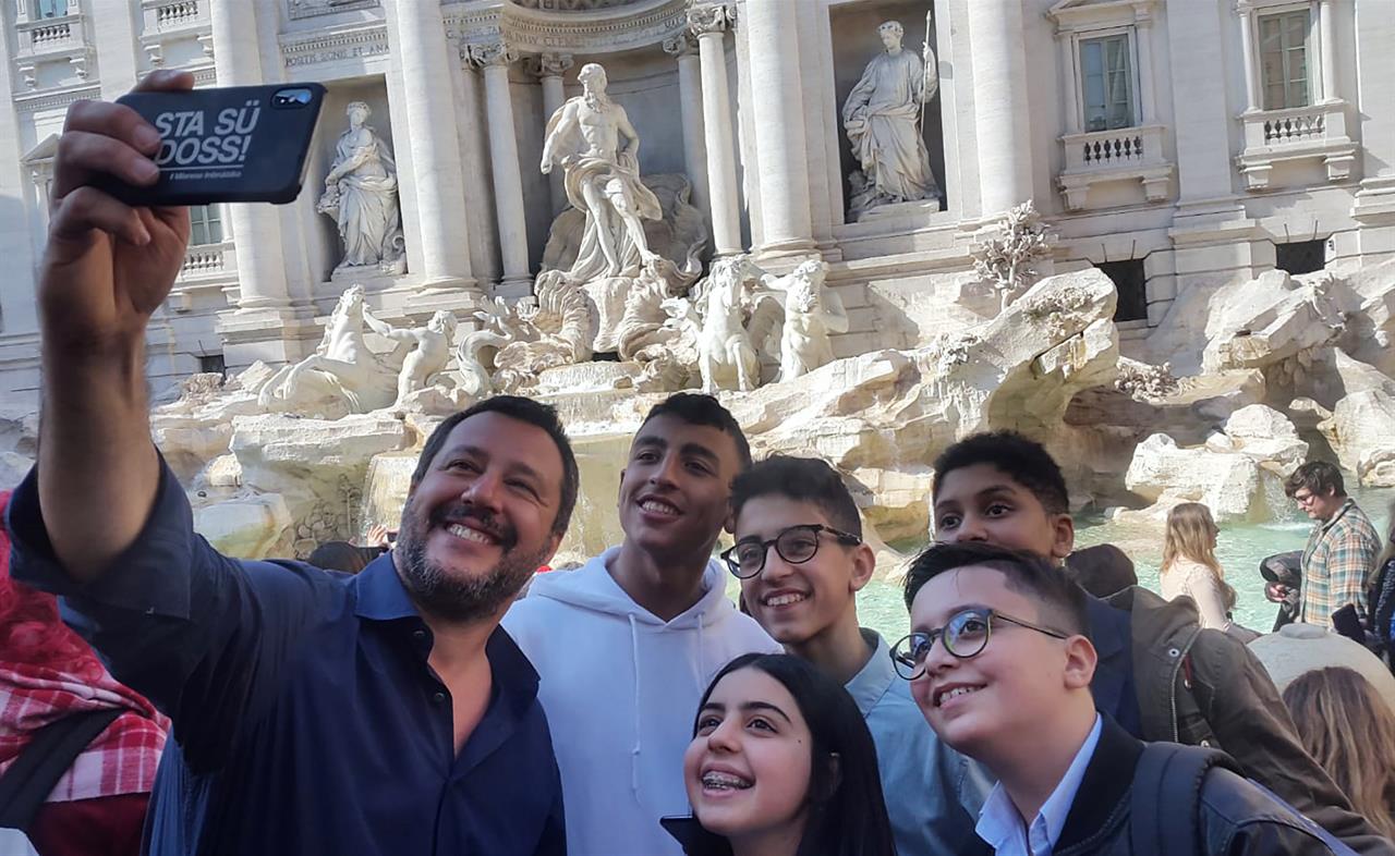 Le piazze lo fischiano, e i selfisti lo trollano: Salvini non è più il Re Mida dei social