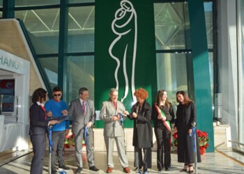 Lo scultore argentino Alejandro Marmo dona l’opera “El Abrazo” a Fiumicino
