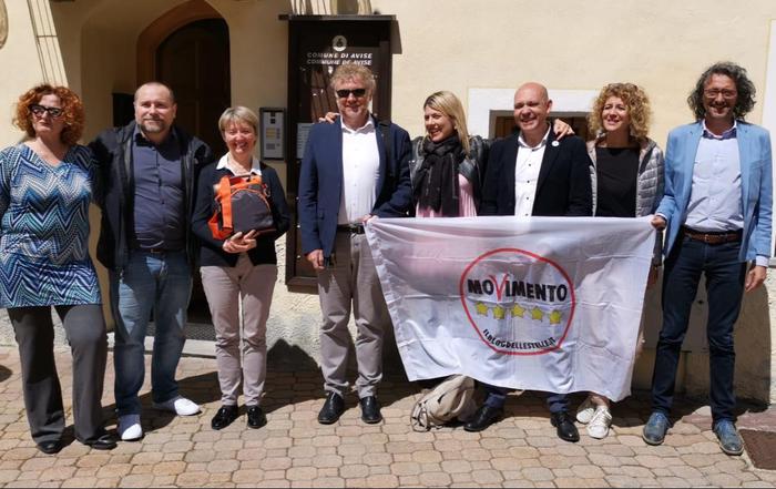 M5S dona defibrillatore a Comune Avise