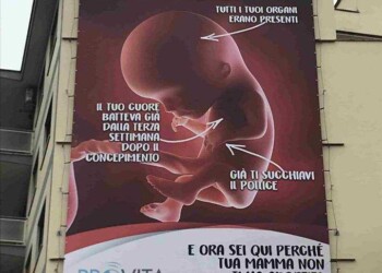 Il manifesto della discordia “Salviamo i cuccioli d’Uomo!”