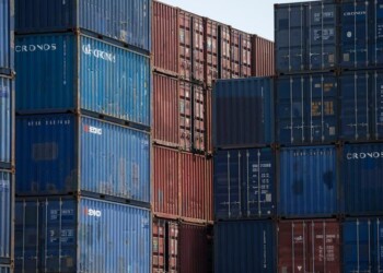 Migrante da Africa dentro un container