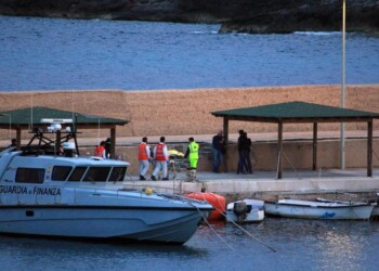 Migranti da Sea Watch a Lampedusa