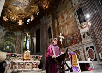 Migranti: neofascisti contro don Giacomo