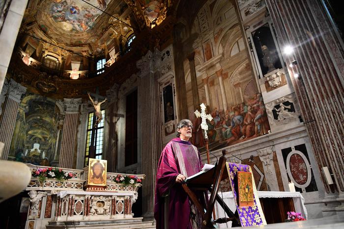 Migranti: neofascisti contro don Giacomo