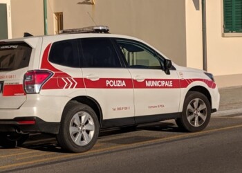 Minaccia vicini con coltello e mannaia