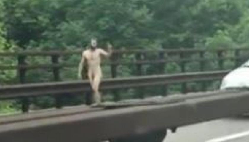 Pesanti code e sguardi imbarazzati, corre nudo sull’autostrada 22