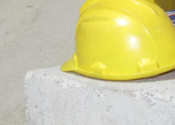 Operaio muore schiacciato da un tornio