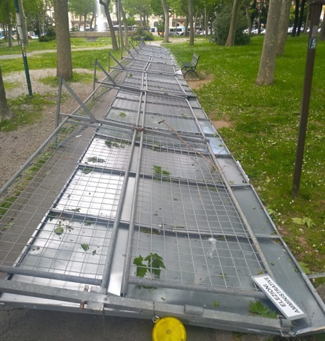 Pannelli finiscono sopra ragazza, illesa