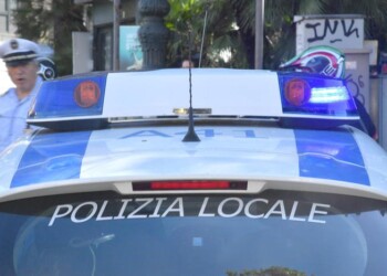 Pedone travolto da auto e moto in centro