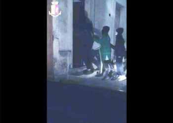 Pestato a morte: 19enne confessa