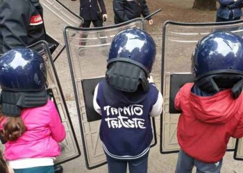 Polemica per foto bambini in caserma