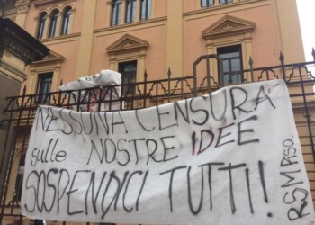 Prof sospesa: studenti, ‘Sospendici tutti’