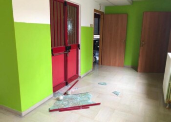 Sassi contro vetri scuola Isernia