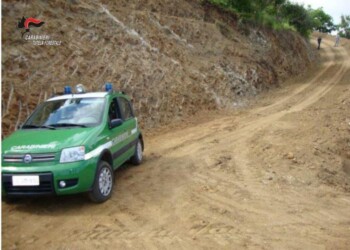 Sbancamento costone con vincoli, denunce