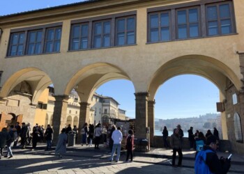 Scrive nome su Ponte Vecchio, denunciato