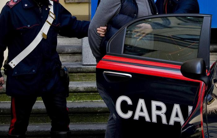 Sequestra figlia 8 anni e si barrica