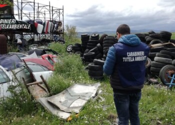 Sequestrato centro rottamazione abusivo