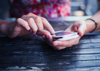 Stalking social alla figlia, denunciata