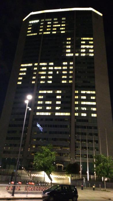 Sul Pirellone scritta ‘Con la famiglia’