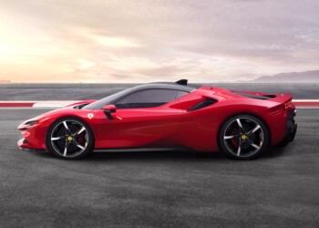Svolta ibrida per la Ferrari, ecco la SF90 Stradale