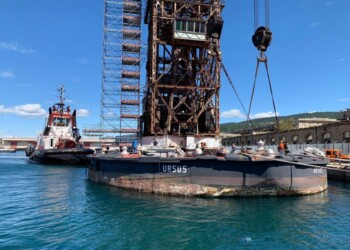 Trieste, gigante di ferro Ursus spostato da Molo IV a Audace