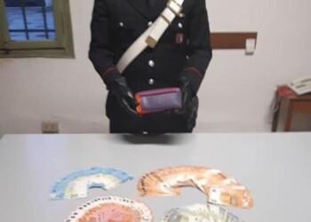 Trova 7mila euro e li porta a Cc