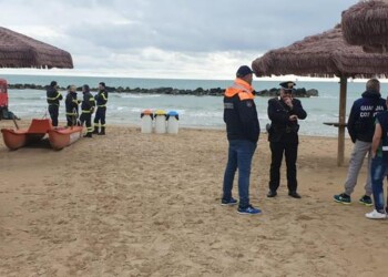 Trovato cadavere in mare nel chietino