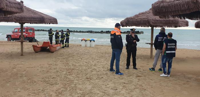 Trovato cadavere in mare nel chietino