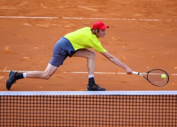 Tsitsipas ferma la corsa di Sinner
