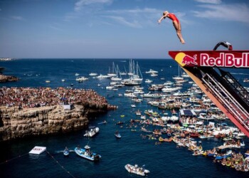 Tuffi: Red Bull Cliff diving a Polignano