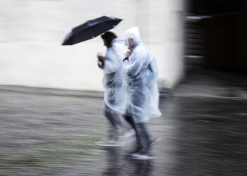Vento forte, voli dirottati a Genova