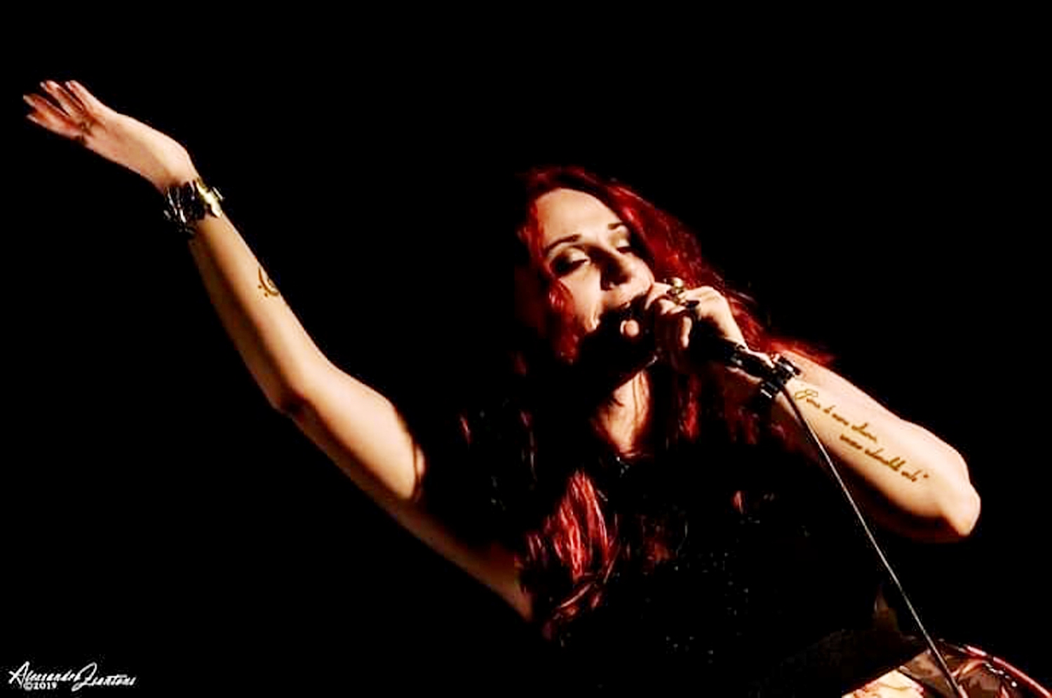 Roma – Mamma Fortunella suicida per precariato nel nuovo singolo di Nicole Riso