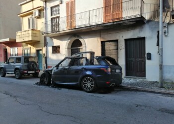 Gioia Tauro, incendiata nella notte l’auto di un medico