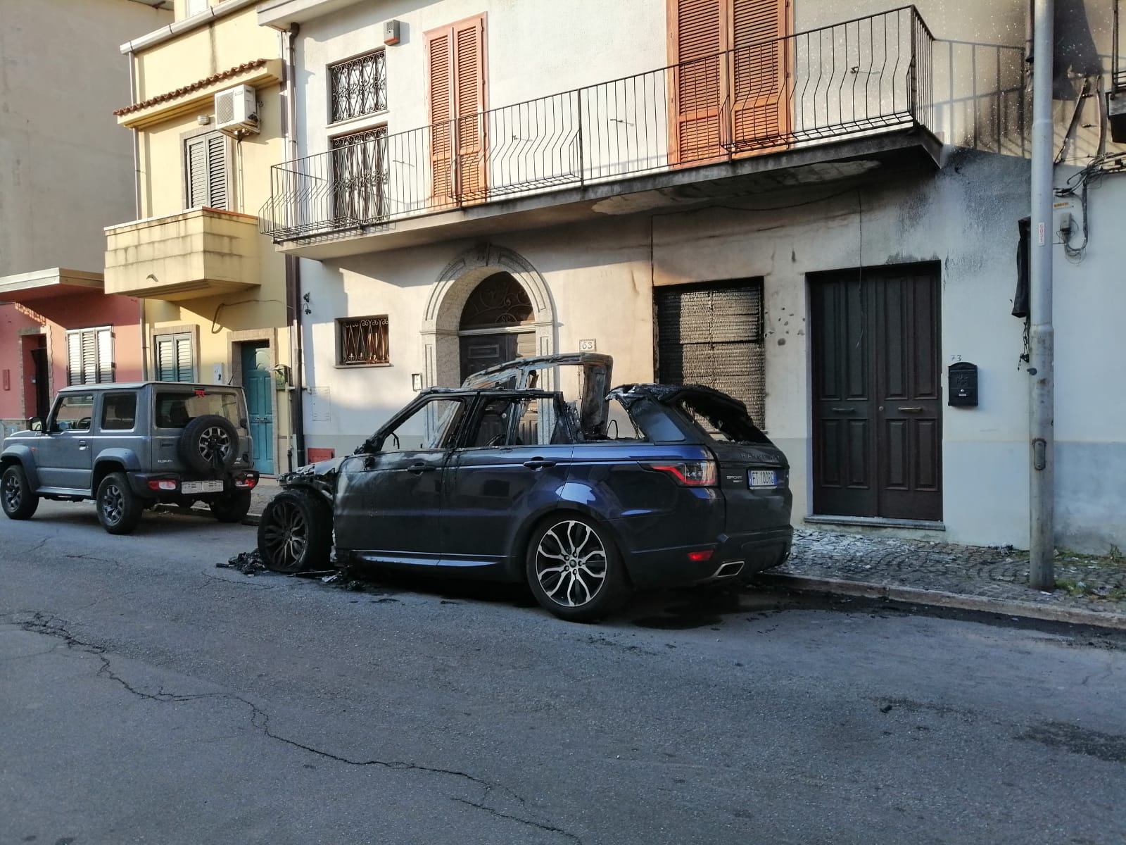 Gioia Tauro, incendiata nella notte l’auto di un medico