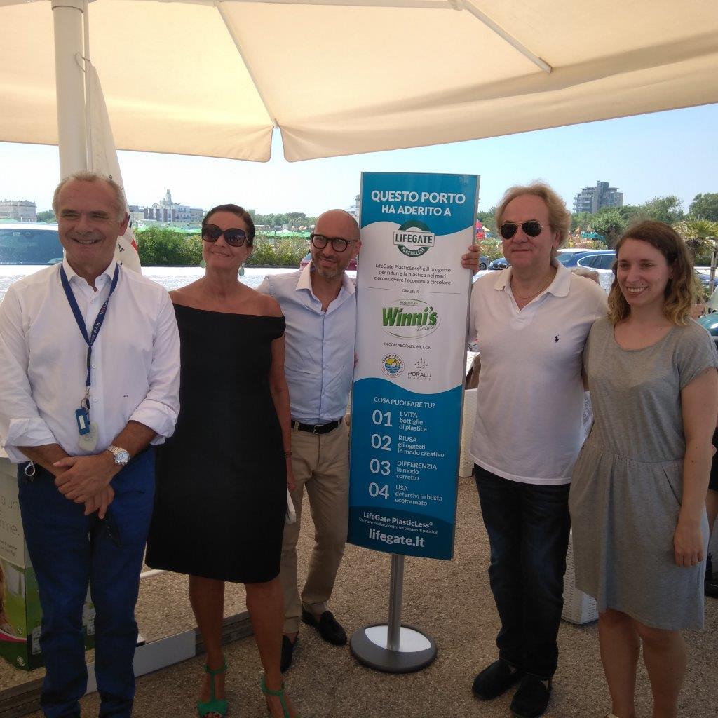 Inaugurato oggi Winni’s e LifeGate installano a Cervia il dispositivo Seabin di LifeGate PlasticLess®. Per contribuire a pulire il nostro mare dalla plastica