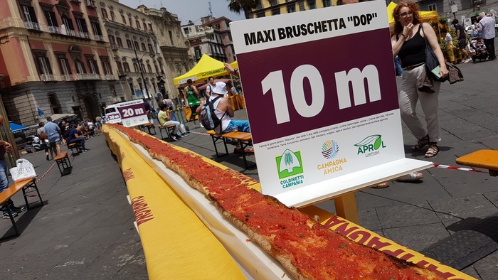 A Napoli una bruschetta da record, lunga 52,5 metri