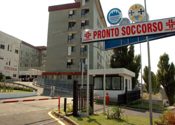 Bimbo 3 anni cade da quinto piano, grave