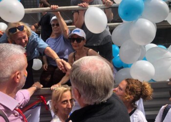 Bucci saluta il Liguria Pride tra qualche contestazione