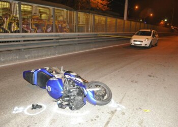 Cade da scooter gravissimo 17/enne