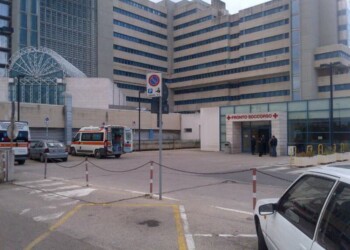 Cade dal balcone mentre fuma e muore