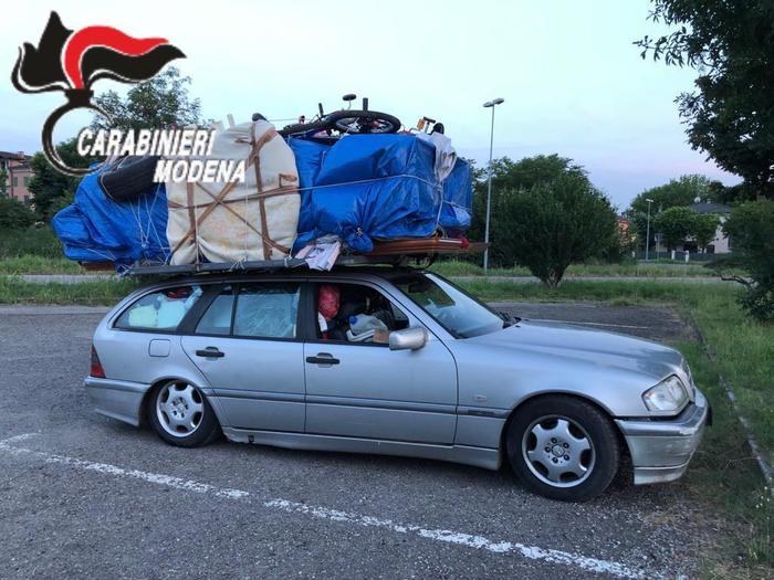 Camera da letto sull’auto, Cc lo fermano