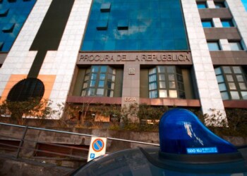 Camorra, cento arresti nel Napoletano