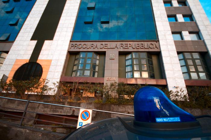 Camorra, cento arresti nel Napoletano