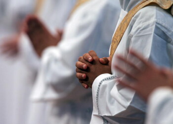 Dai documenti è emerso che si tratta di un prete 45enne. La droga è stata sequestrata e la patente di guida ritirata.