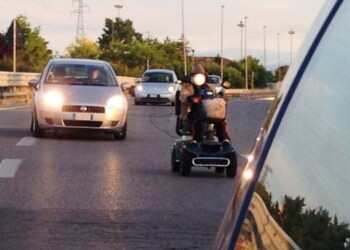 Carrozzina elettrica contromano su Ss 73