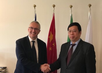Console cinese in visita al Palazzo Raffaello per lo sviluppo di relazioni con l’Italia