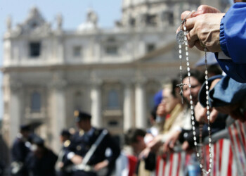 Curia annulla rosari ripartori gay pride